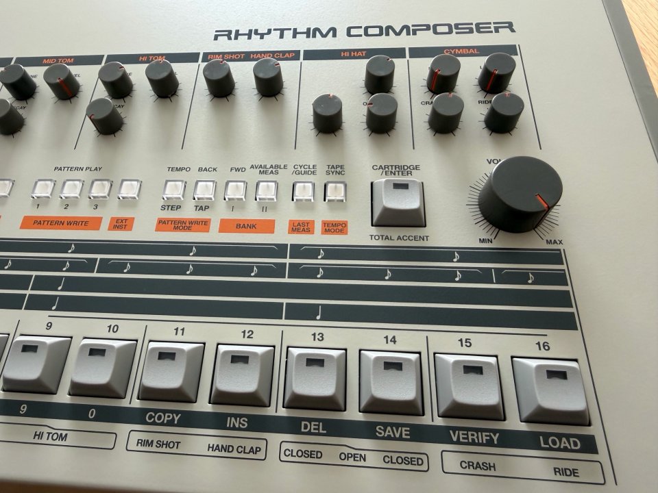Dinsync RE-909 - Réplica 1:1 TR-909 con piezas raras y mods, mint de segunda mano · Foto 2 de 8 · Araba · 2800 €
