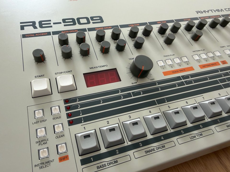 Dinsync RE-909 - Réplica 1:1 TR-909 con piezas raras y mods, mint de segunda mano · Foto 3 de 8 · Araba · 2800 €
