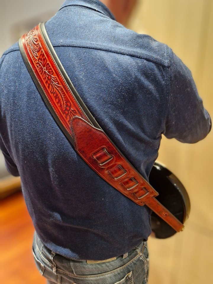 Nueva. Correa guitarra de cuero trabajado hecha a mano