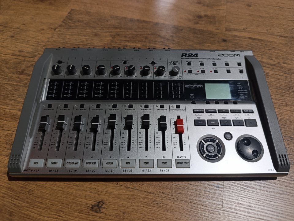 Zoom R24. Mezclador digital - Equipo multipistas de segunda mano · Foto 1 de 4 · Madrid · 220 €