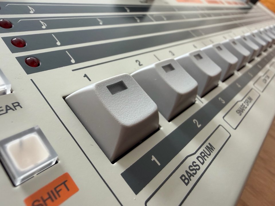 Dinsync RE-909 - Réplica 1:1 TR-909 con piezas raras y mods, mint de segunda mano · Foto 4 de 8 · Araba · 2800 €