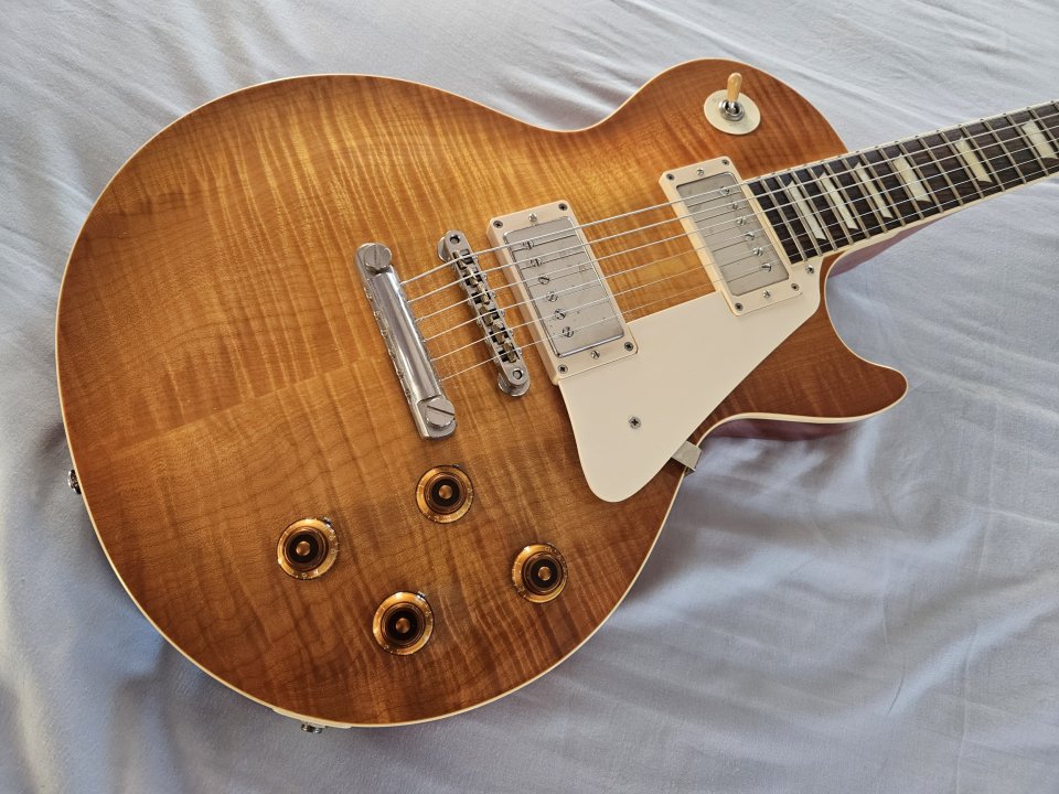 O cambio Tokai LS-150F tapa 3A Honey Burst de 2019