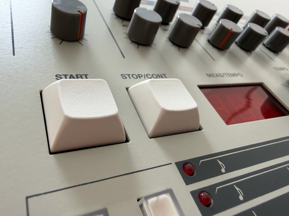 Dinsync RE-909 - Réplica 1:1 TR-909 con piezas raras y mods, mint de segunda mano · Foto 5 de 8 · Araba · 2800 €