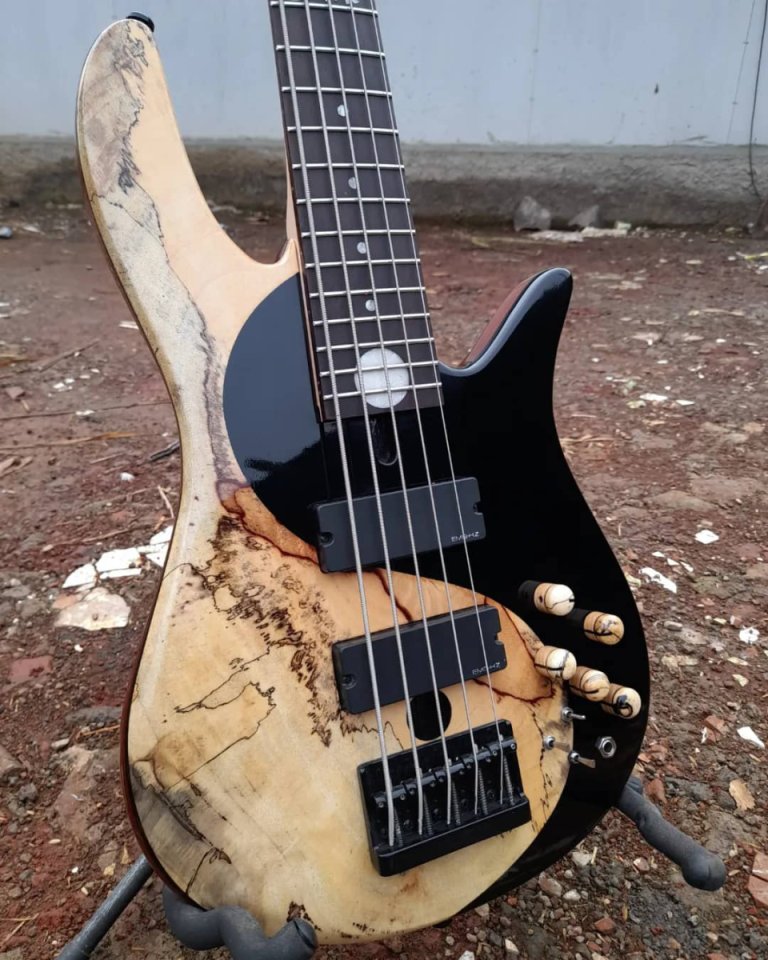 Bajo eléctrico de 5 cuerdas hecho a mano por el luthier John Zeline de Zeline Basses. de segunda mano · Foto 1 de 5 · Cádiz · 1900 €