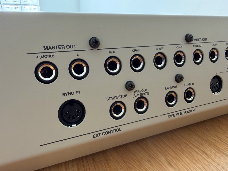 Dinsync RE-909 - Réplica 1:1 TR-909 con piezas raras y mods, mint de segunda mano · Foto 7 de 8 · Araba · 2800 €