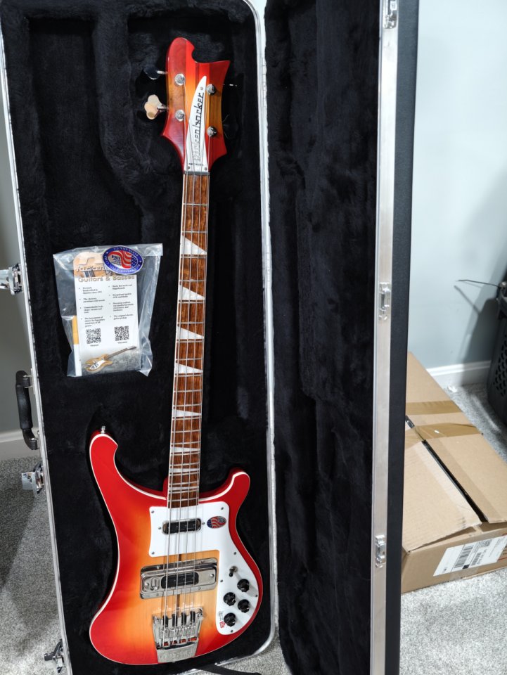 Rickenbacker 4003 Fireglo 2025.Nuevo sin estrenar. de segunda mano · Foto 1 de 5 · Madrid · 2700 €