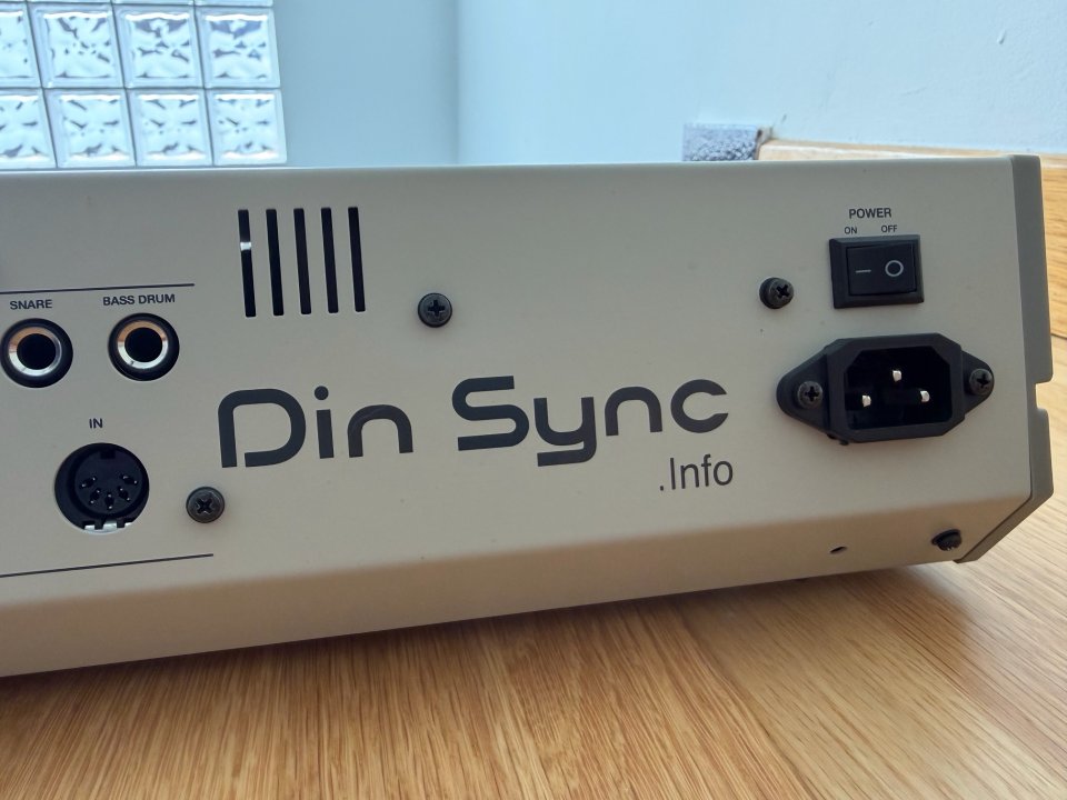 Dinsync RE-909 - Réplica 1:1 TR-909 con piezas raras y mods, mint de segunda mano · Foto 8 de 8 · Araba · 2800 €
