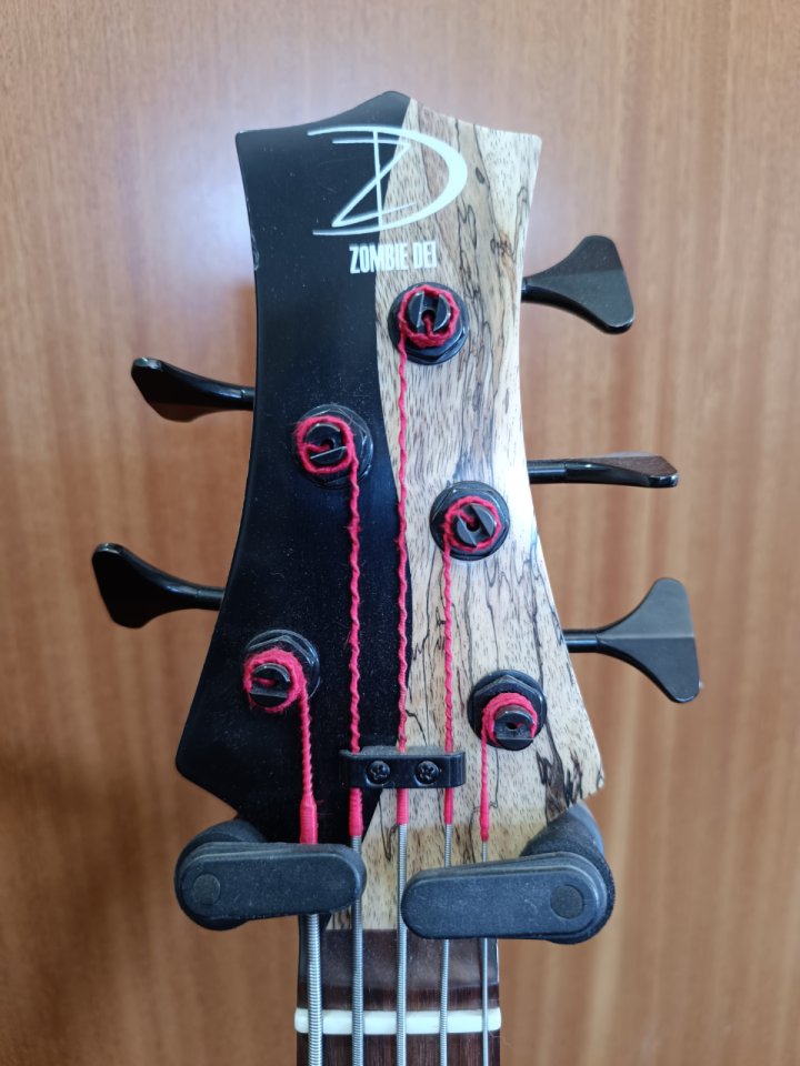 Bajo eléctrico de 5 cuerdas hecho a mano por el luthier John Zeline de Zeline Basses. de segunda mano · Foto 3 de 5 · Cádiz · 1900 €
