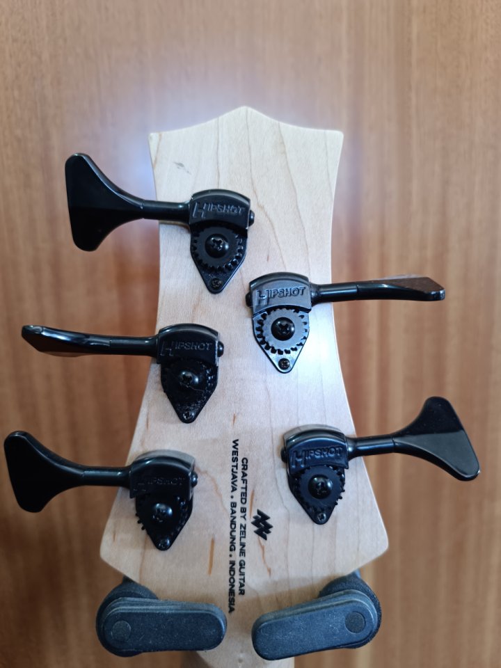 Bajo eléctrico de 5 cuerdas hecho a mano por el luthier John Zeline de Zeline Basses. de segunda mano · Foto 4 de 5 · Cádiz · 1900 €
