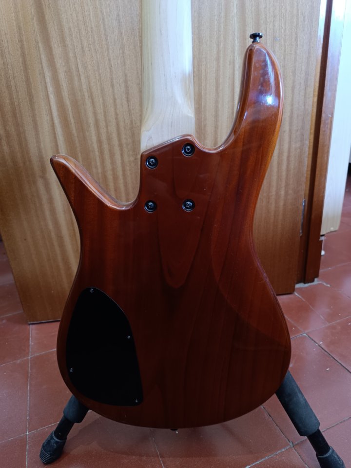 Bajo eléctrico de 5 cuerdas hecho a mano por el luthier John Zeline de Zeline Basses. de segunda mano · Foto 5 de 5 · Cádiz · 1900 €