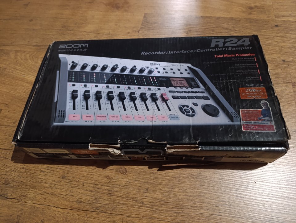 Zoom R24. Mezclador digital - Equipo multipistas de segunda mano · Foto 2 de 4 · Madrid · 220 €