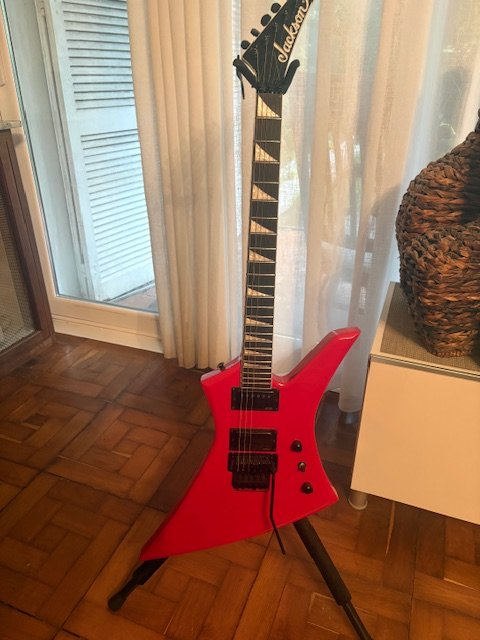 Jackson js32 kellly Ferrari con pastillas EMG J Hetfield y estuche original