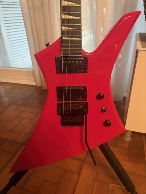 Jackson js32 kellly Ferrari con pastillas EMG J Hetfield y estuche original