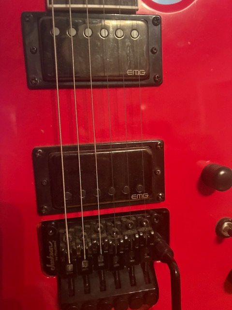 Jackson js32 kellly Ferrari con pastillas EMG J Hetfield y estuche original