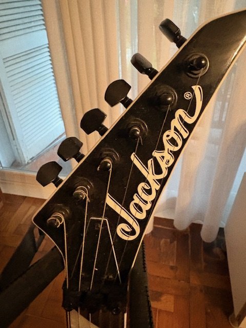 Jackson js32 kellly Ferrari con pastillas EMG J Hetfield y estuche original