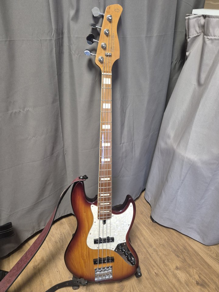 Sire Marcus Miller V8-4 como nuevo