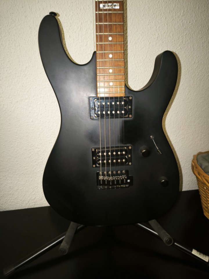 Guitarra LTD M-50 de segunda mano · Foto 1 de 8 · Madrid · 100 €