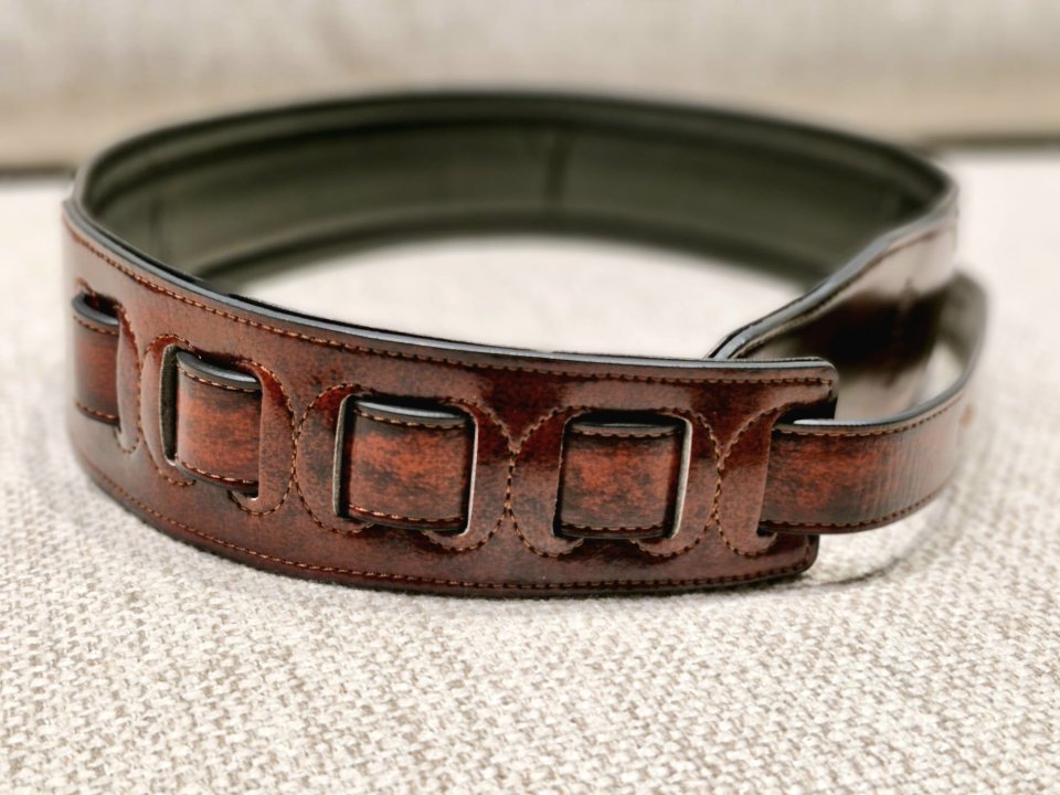 Nueva. Correa guitarra de cuero trabajado hecha a mano