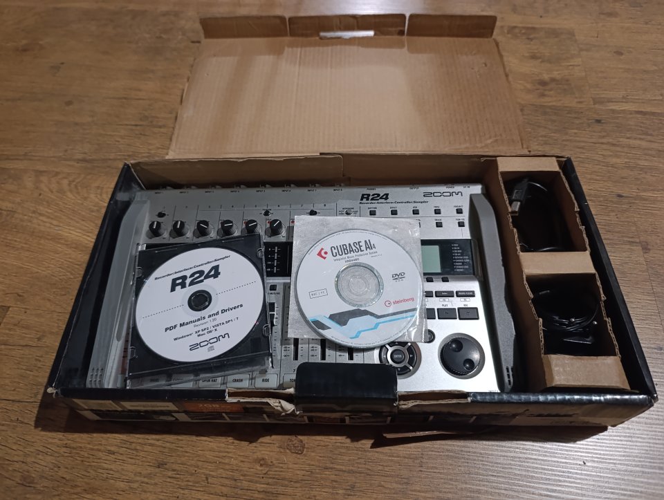 Zoom R24. Mezclador digital - Equipo multipistas de segunda mano · Foto 3 de 4 · Madrid · 220 €