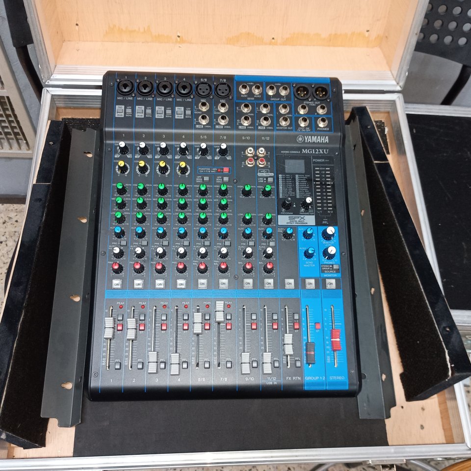 Equipo Yamaha y Rcf de segunda mano · Foto 4 de 10 · Málaga · 750 €