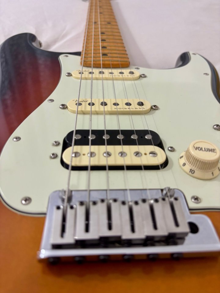 Título: Fender American Ultra Stratocaster HSS - Ultraburst (Estado Impecable)