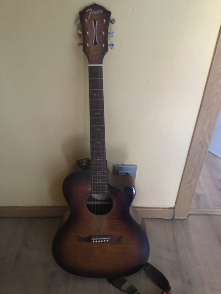 Fender Player II strat y FA-345 de segunda mano · Foto 5 de 6 · Madrid · 950 €