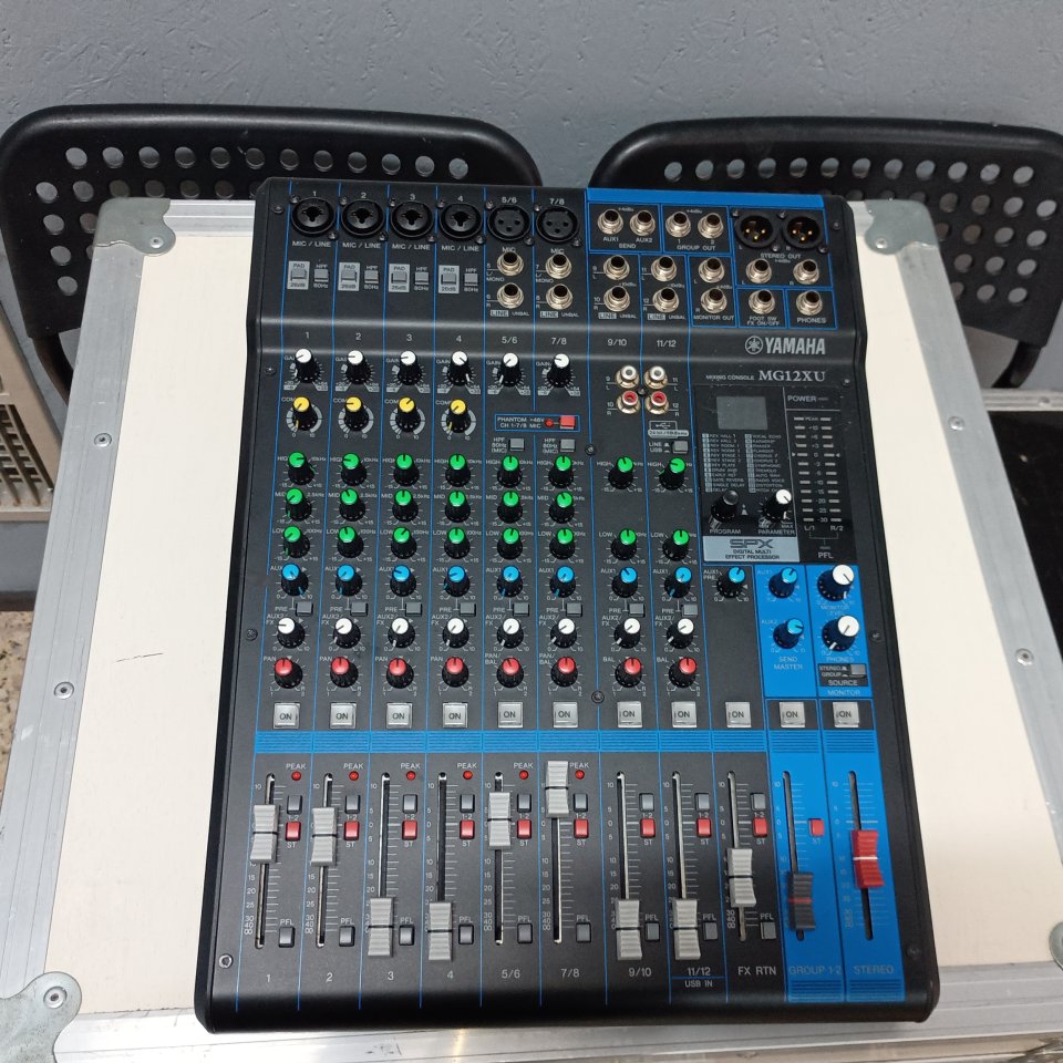 Equipo Yamaha y Rcf de segunda mano · Foto 5 de 10 · Málaga · 750 €