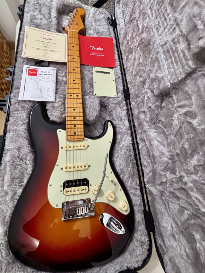 Título: Fender American Ultra Stratocaster HSS - Ultraburst (Estado Impecable)