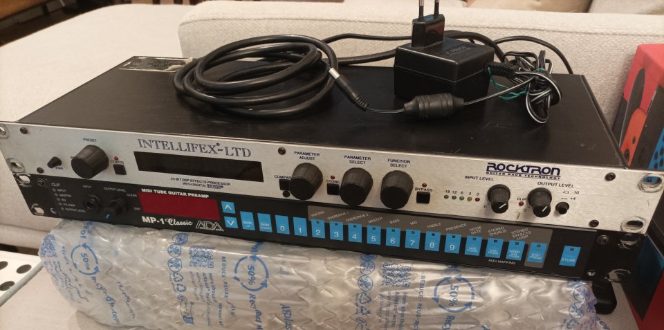 Oferta Rack definitivo Guitarra Rock de los 90 -Trato en mano en Barcelona- de segunda mano · Foto 1 de 8 · Barcelona · 1125 €