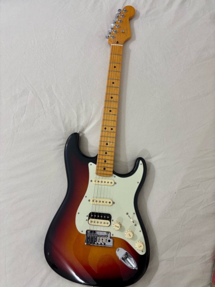 Título: Fender American Ultra Stratocaster HSS - Ultraburst (Estado Impecable)
