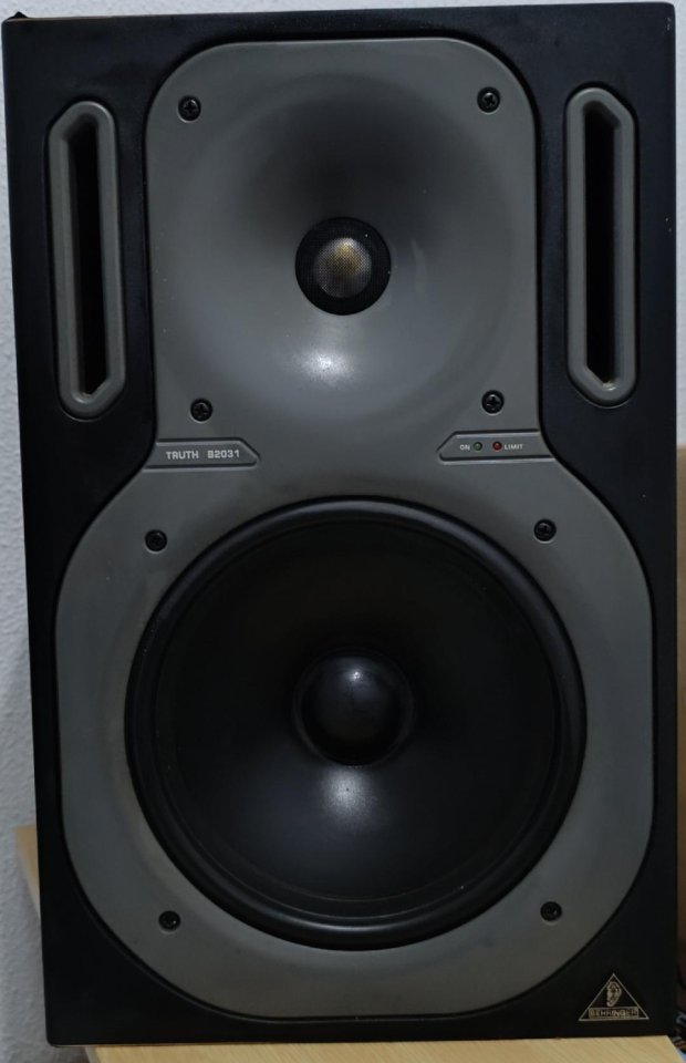 Behringer Truth B2031 – Monitor de Estudio Activo de Referencia de segunda mano · Foto 1 de 2 · Cádiz · 180 €