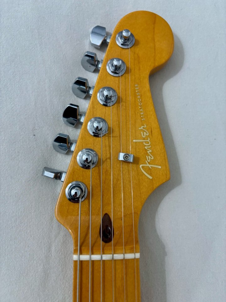 Título: Fender American Ultra Stratocaster HSS - Ultraburst (Estado Impecable)