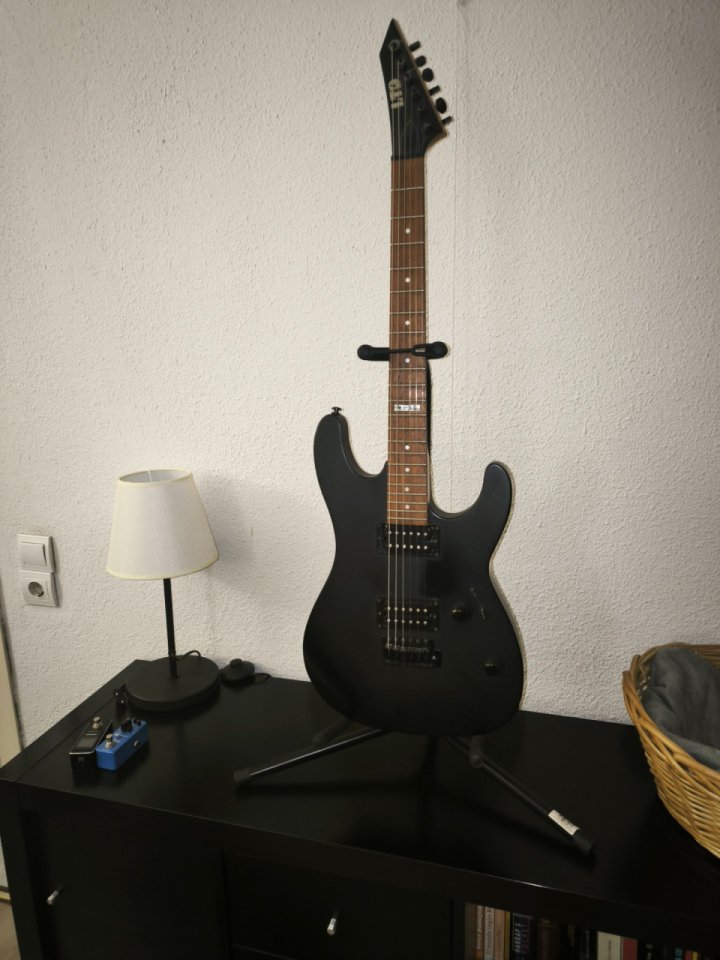 Guitarra LTD M-50 de segunda mano · Foto 8 de 8 · Madrid · 100 €