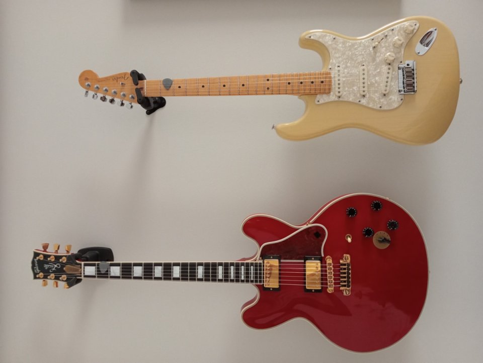 Dos guitarras + Euritos X Fender Custom Masterbuild Tele/Strat. de segunda mano · Foto 2 de 2 · A Coruña