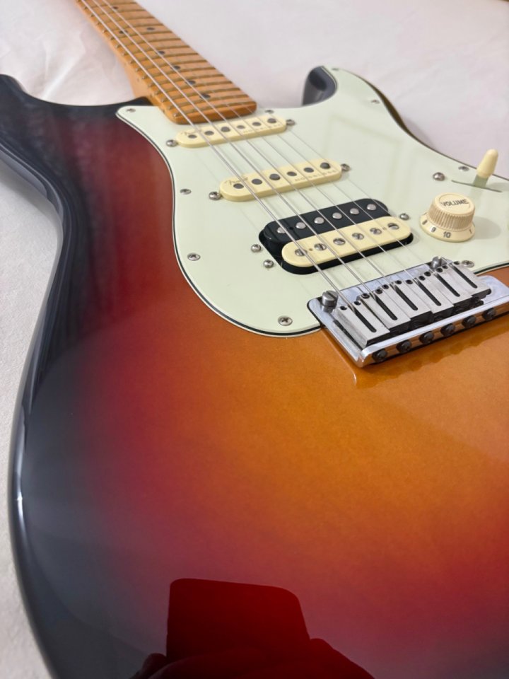 Título: Fender American Ultra Stratocaster HSS - Ultraburst (Estado Impecable)
