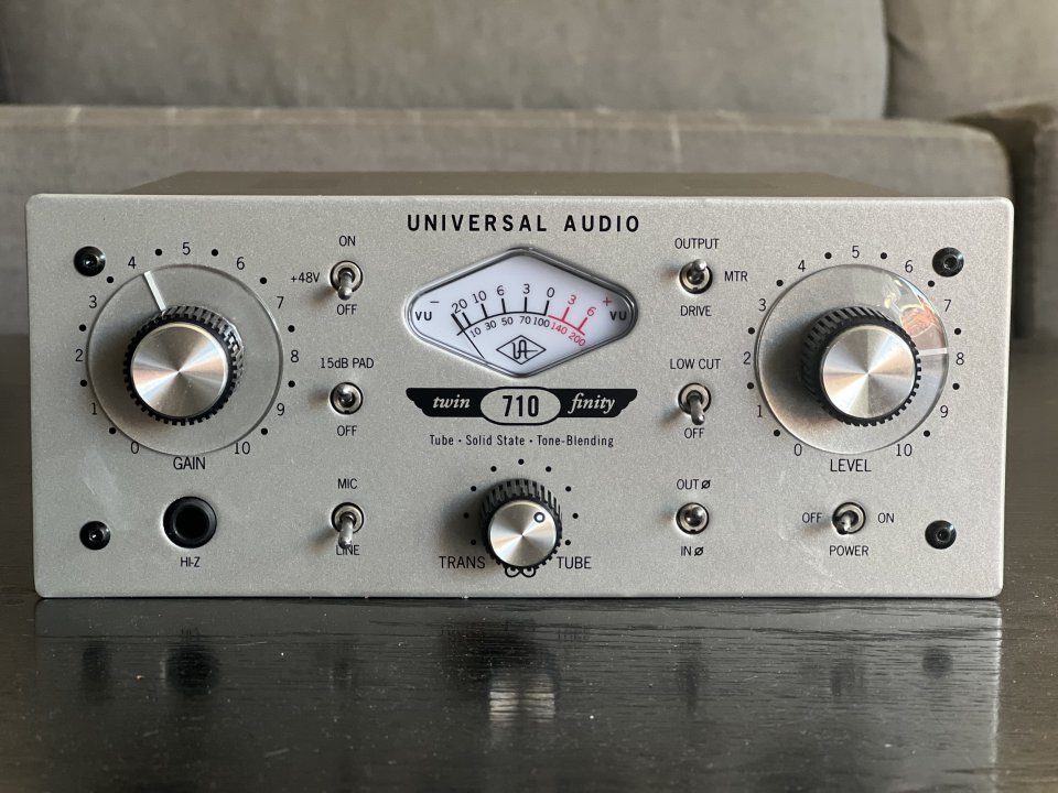 Universal Audio 710 Twin-Finity Preamp de segunda mano · Foto 1 de 3 · Barcelona · 590 €