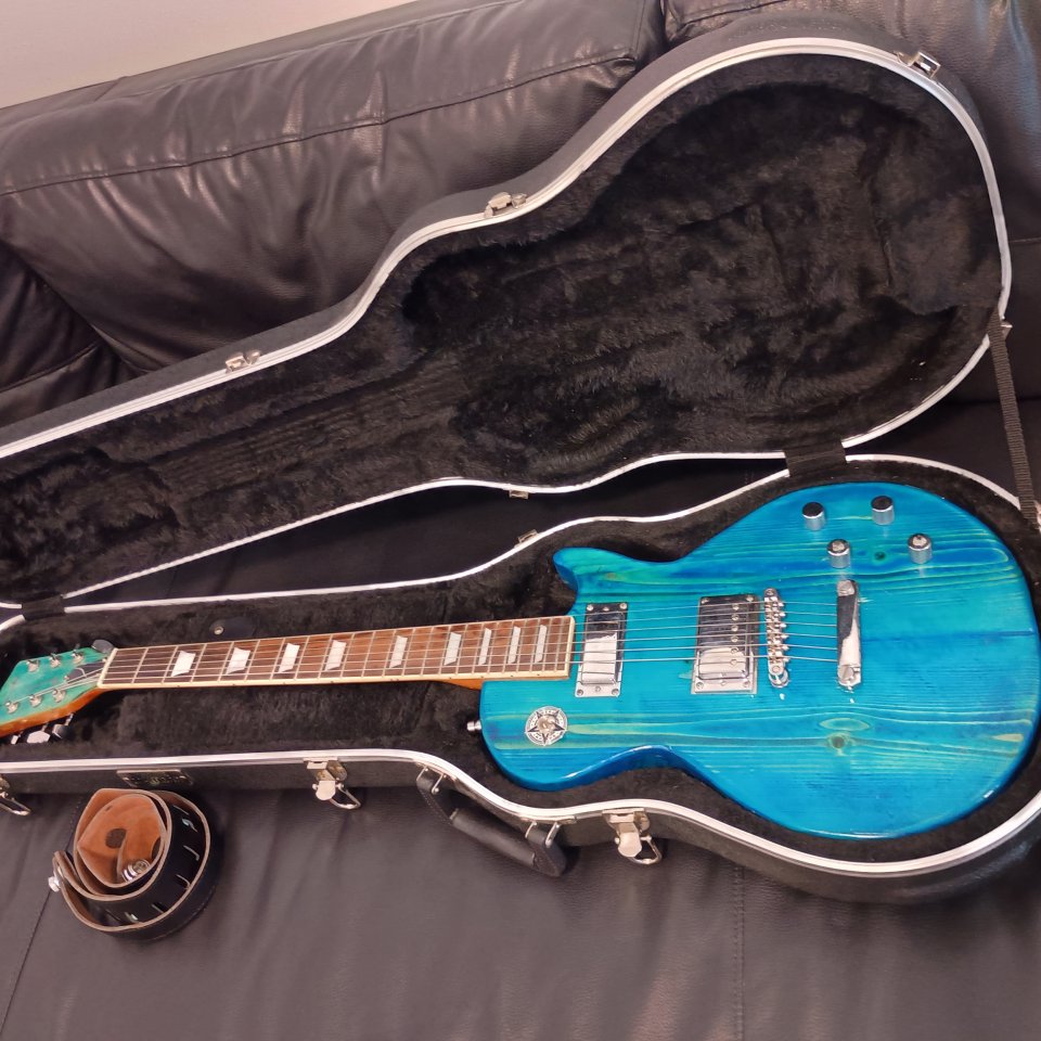 Guitarra eléctrica tipo les Paul de segunda mano · Foto 1 de 5 · Málaga · 180 €