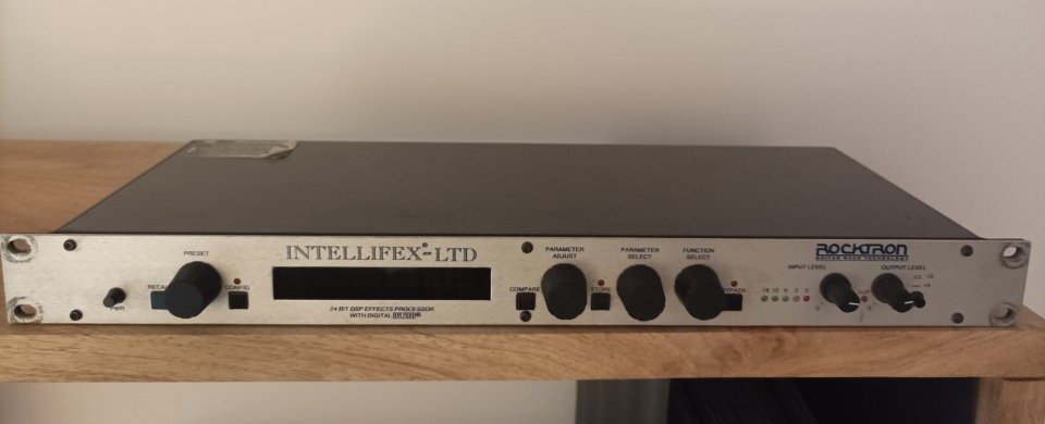 Oferta Rack definitivo Guitarra Rock de los 90 -Trato en mano en Barcelona- de segunda mano · Foto 6 de 8 · Barcelona · 1125 €