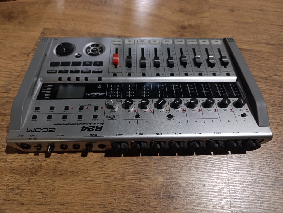 Zoom R24. Mezclador digital - Equipo multipistas de segunda mano · Foto 4 de 4 · Madrid · 220 €