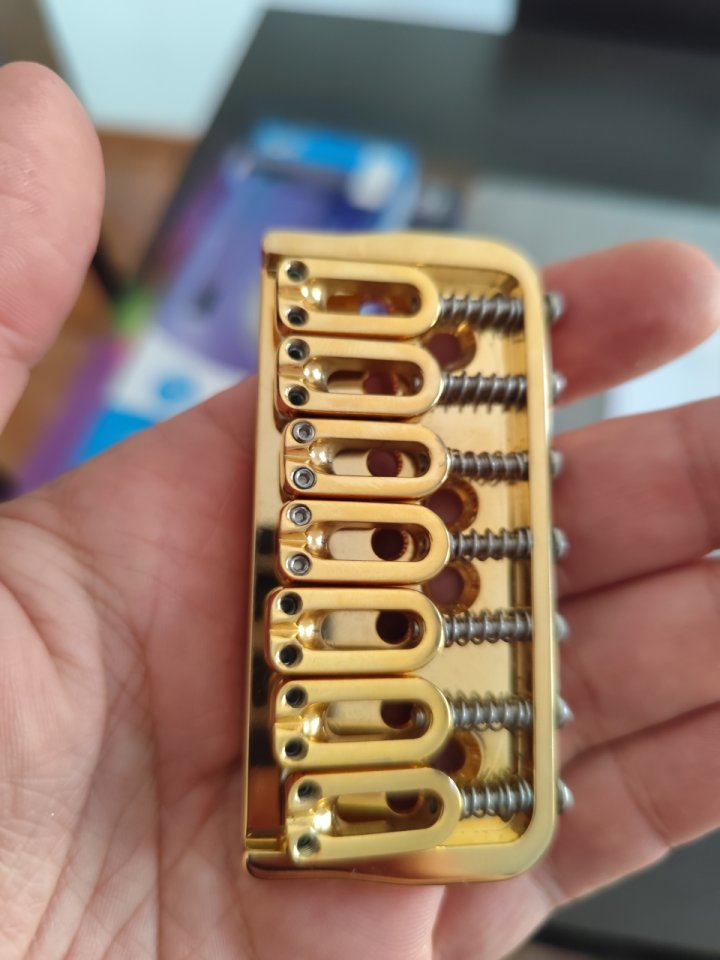 Puente Hipshot USA 7 cuerdas Dorado 0.125 pulgadas de segunda mano · Foto 2 de 3 · Murcia · 90 €