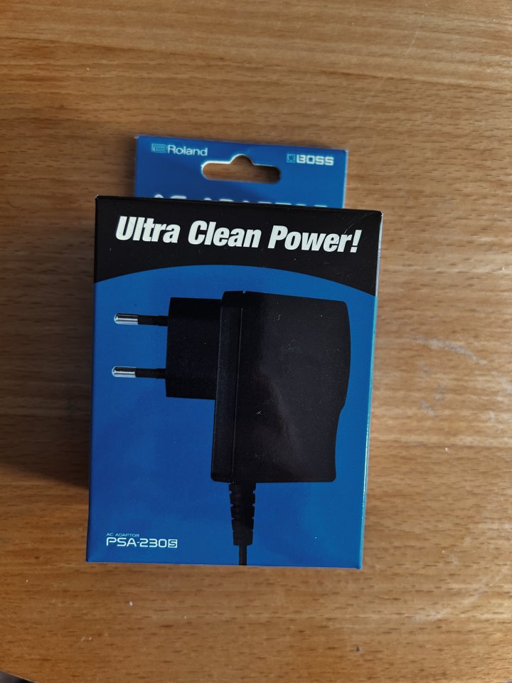 Adaptador de corriente Roland BOSS PSA-230S de segunda mano · Alicante · 22 €