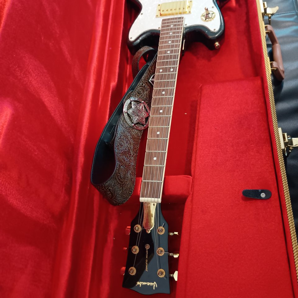 Guitarra eléctrica+estuche de segunda mano · Foto 3 de 4 · Málaga · 180 €