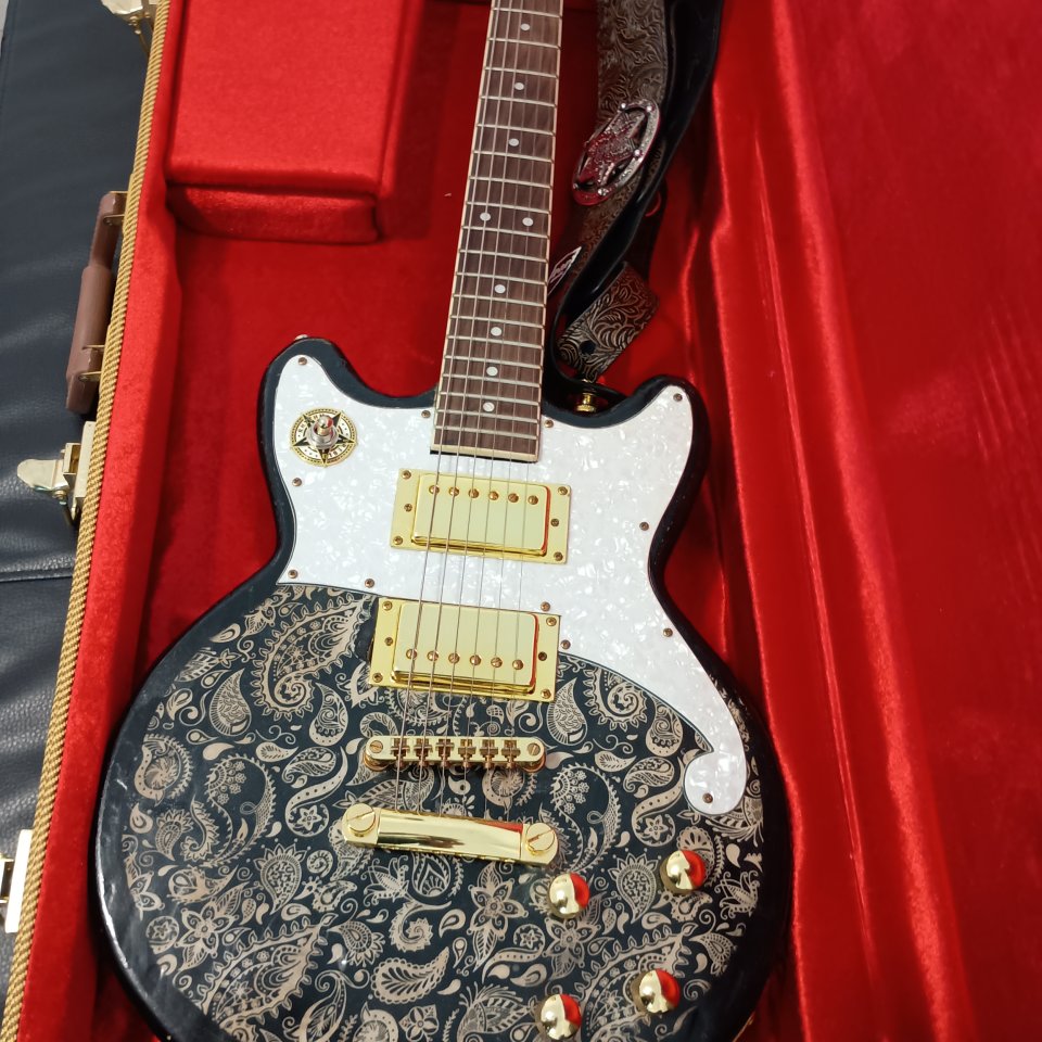 Guitarra eléctrica+estuche de segunda mano · Foto 4 de 4 · Málaga · 180 €