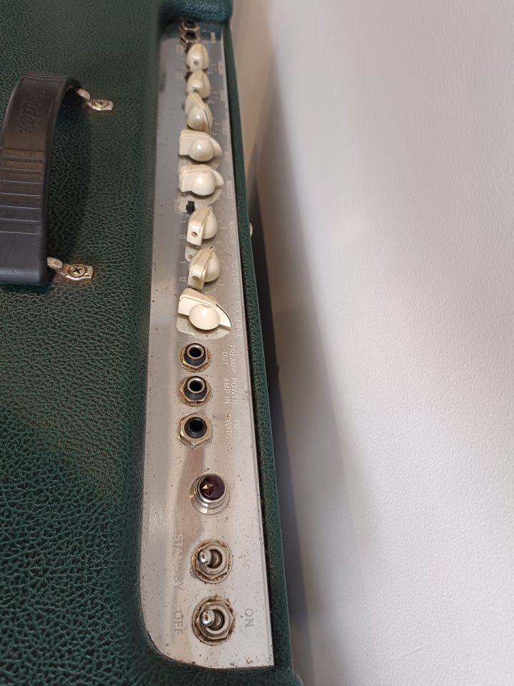 Fender Hot Rod Deluxe 60th Anniversary Esmerald Green Limited Edition de segunda mano · Foto 3 de 7 · A Coruña · 650 €