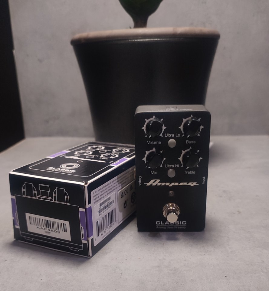 Pedal para bajo; Ampeg Classic Bass Preamp.