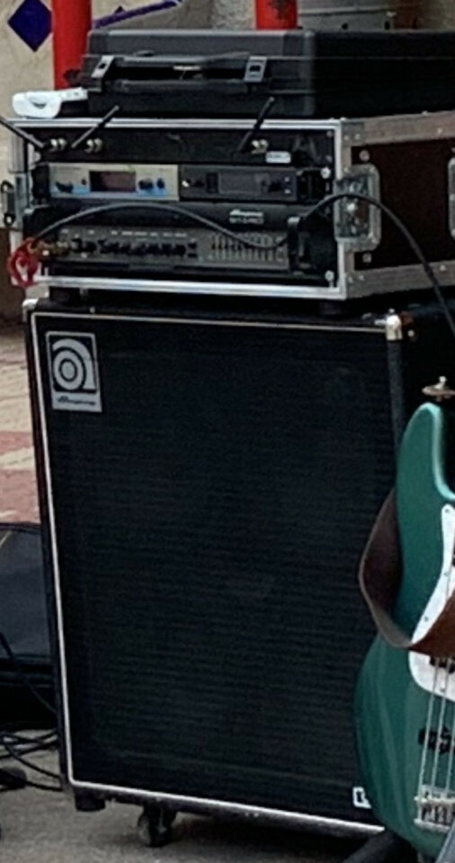 Vendo o cambio Ampeg SVT pro 3 + 4x10 HE