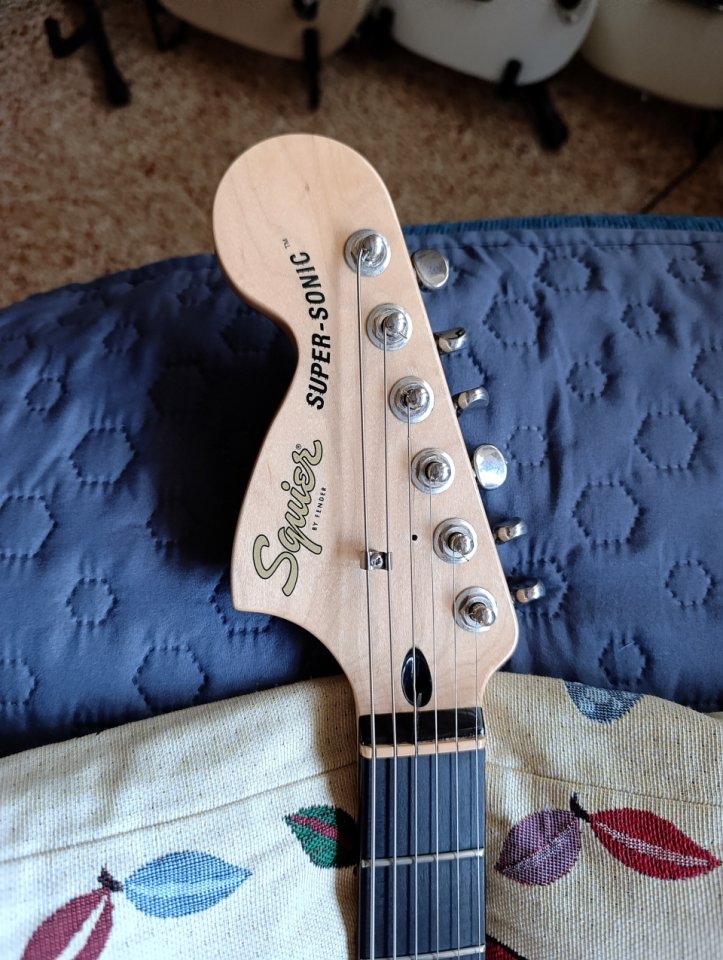 Squier Paranormal Super-Sonic (MODIFICADA)