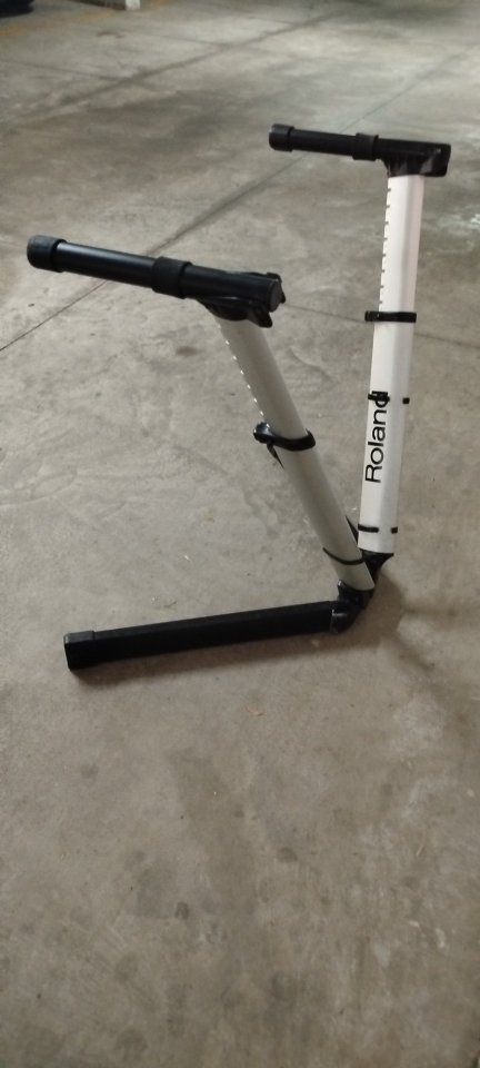 Soporte para teclado Roland V-Stand KS-V7 de segunda mano · Foto 1 de 3 · SC Tenerife · 85 €