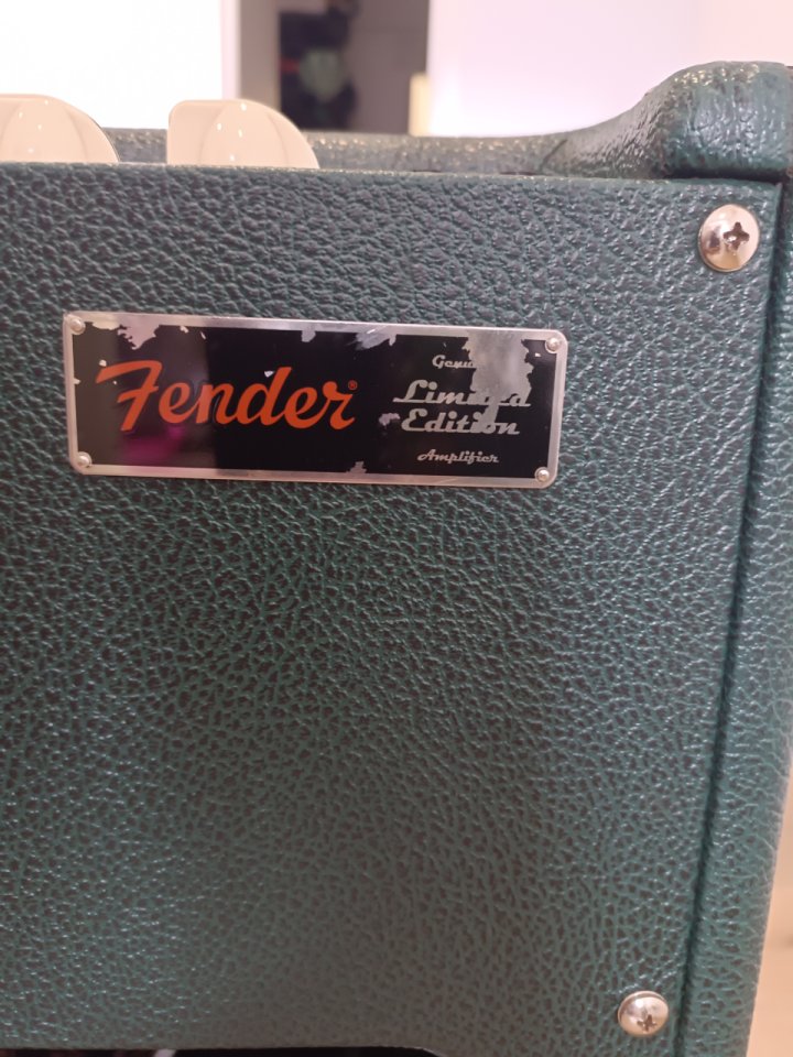 Fender Hot Rod Deluxe 60th Anniversary Esmerald Green Limited Edition de segunda mano · Foto 6 de 7 · A Coruña · 650 €