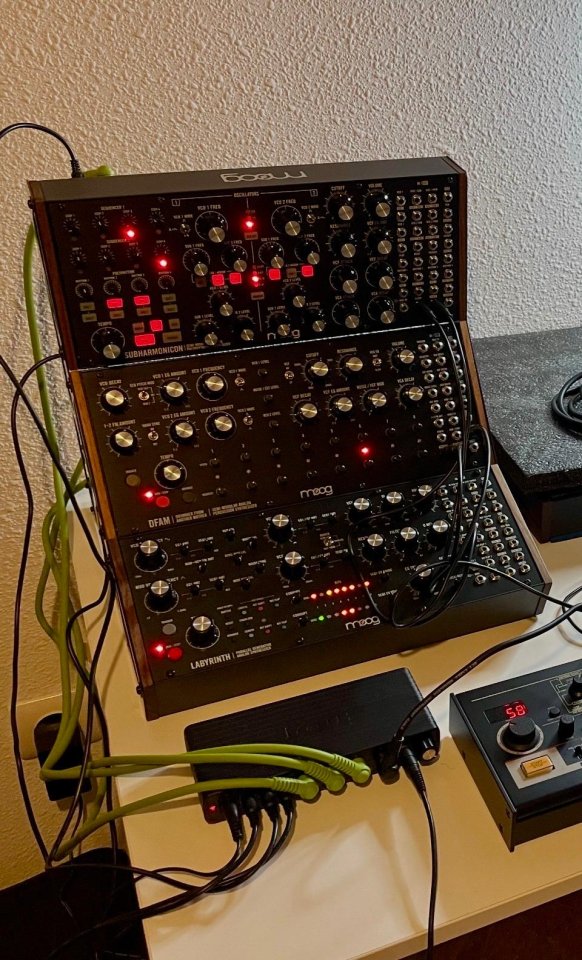 Moog Subharmonicon, DFAM, Labyrinth y soporte, mixer, cables, funda, etc